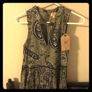 True Craft NWT STINKING CUTE Top 💚